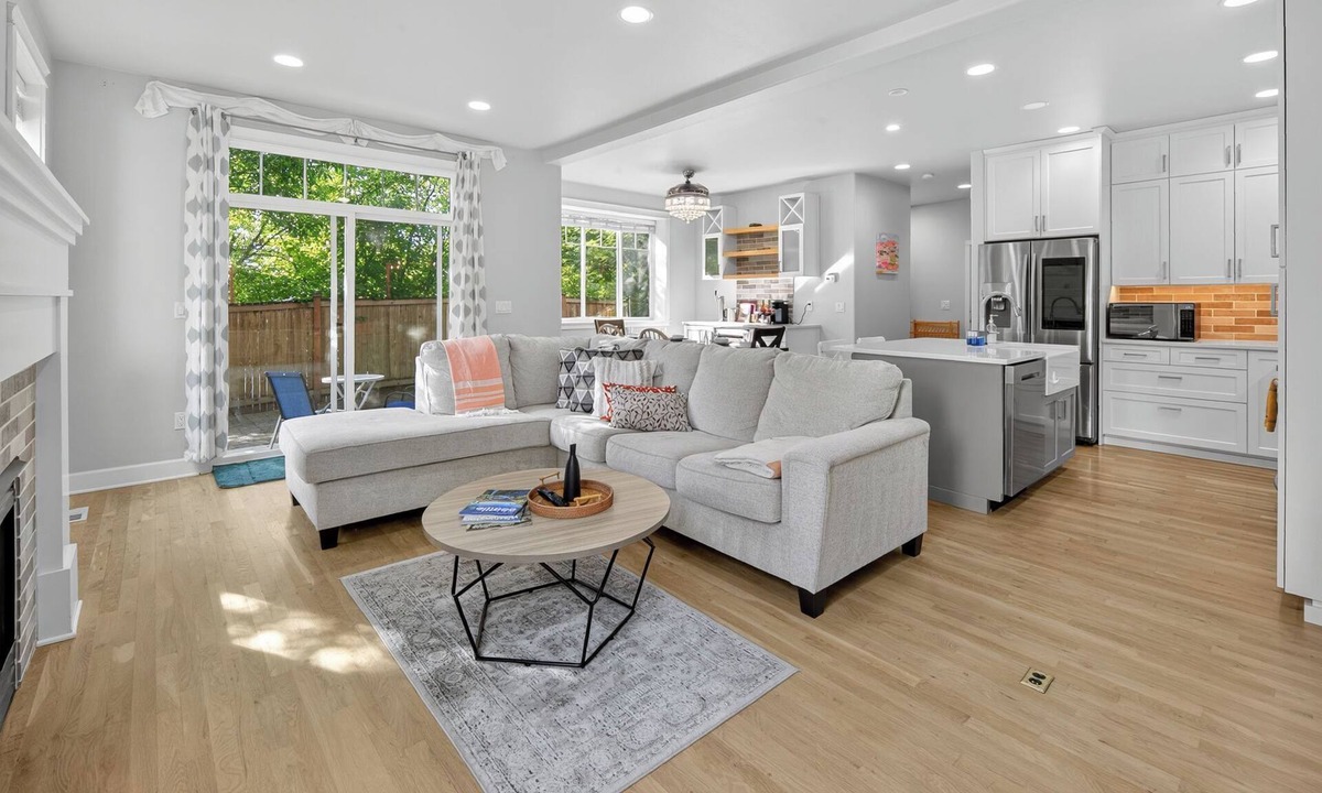 Edmonds House | Modern Edmonds Escape: Spacious, 3BDRM, Fireplace