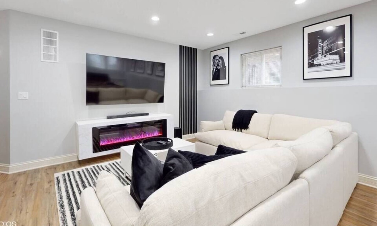 North Austin House | Modern Elegance: 4BR Duplex w/ Free Garage Parking