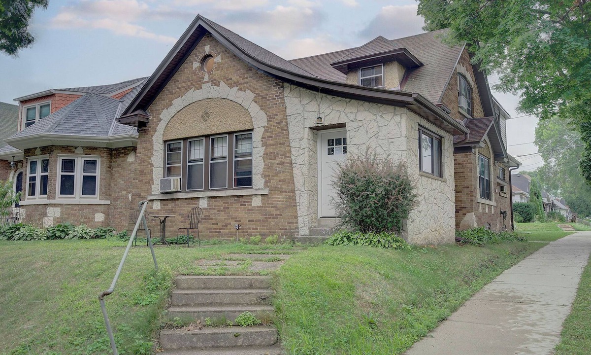 Bay View House | Modern Elegance: 5 Min to Downtown + Pet Friendly