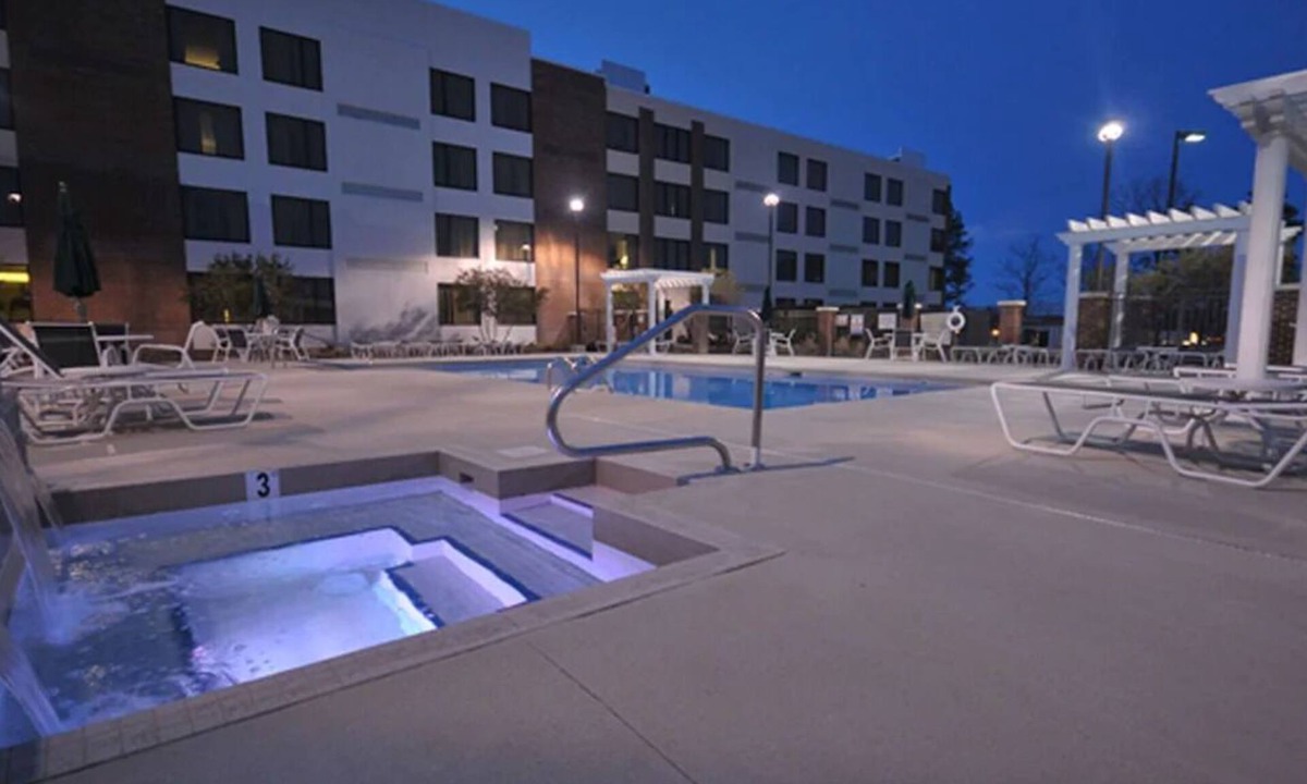 Rocky Mount Hotel | Modern Elegance: Close to Rocky Mount City Lake. Onsite Parking, Pool!