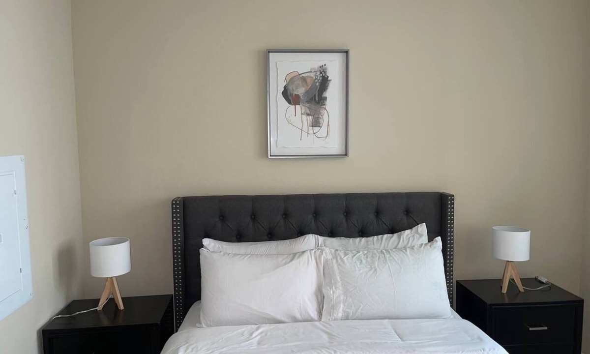 Miracle Mile Apartment | Modern Elegance