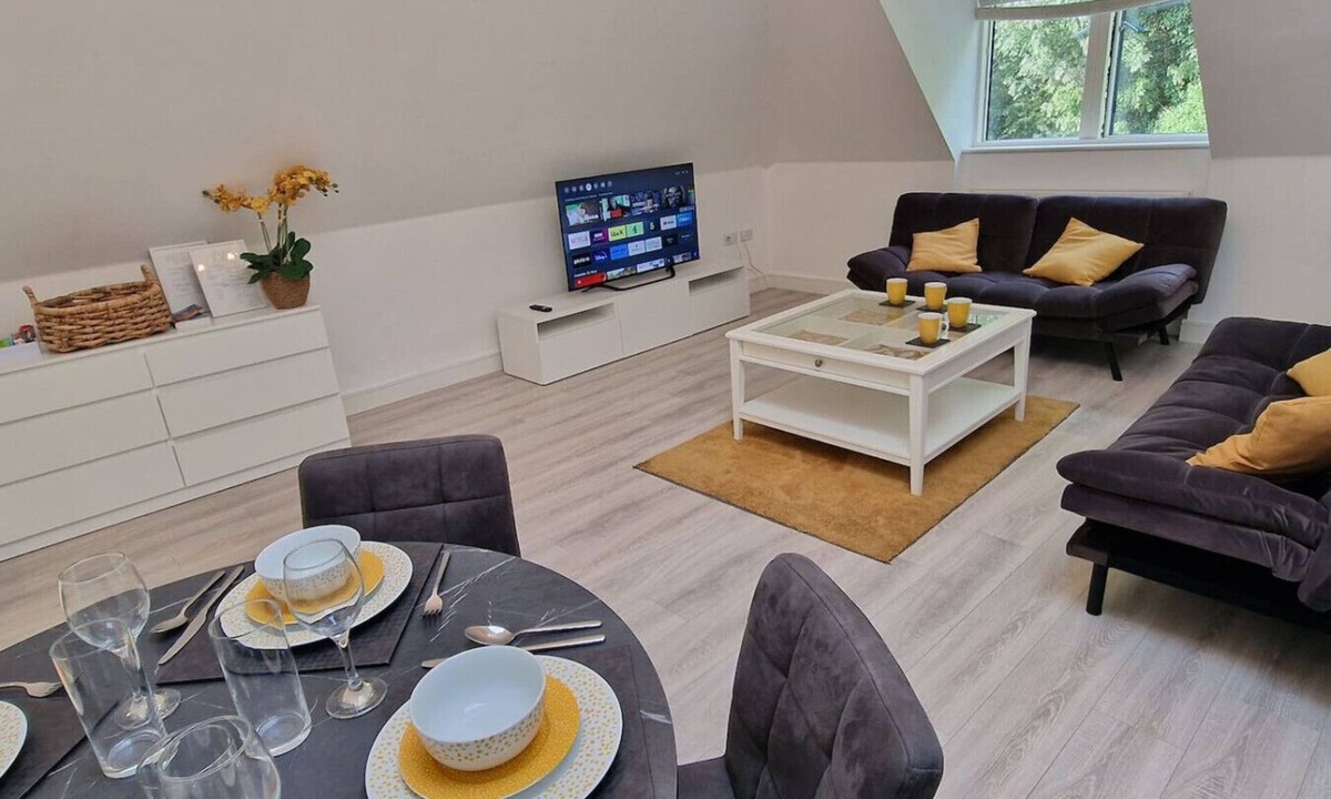 Whittington Condo | Modern Elegant 2-Bed, free private parking