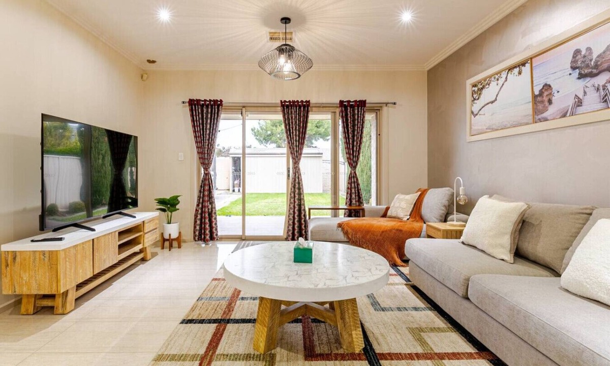 Enfield House | Modern Elegant House (4 Bedroom and parking)