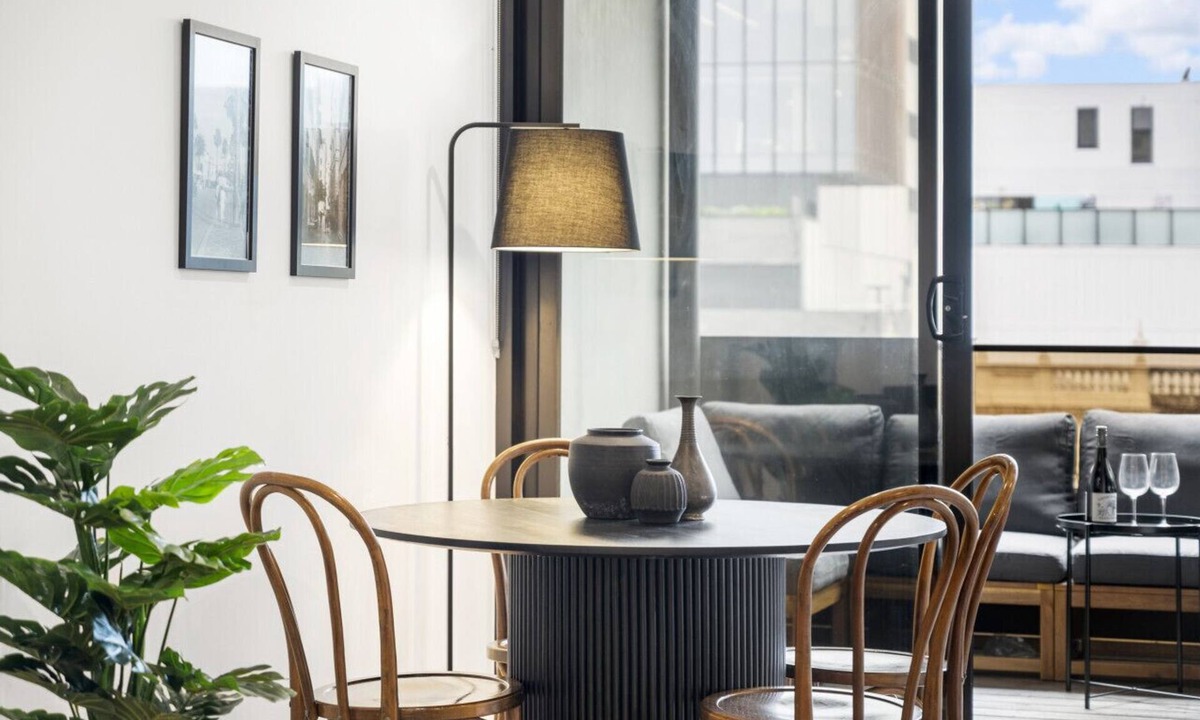 Collingwood North Apartment | Modern, Elegant Oasis