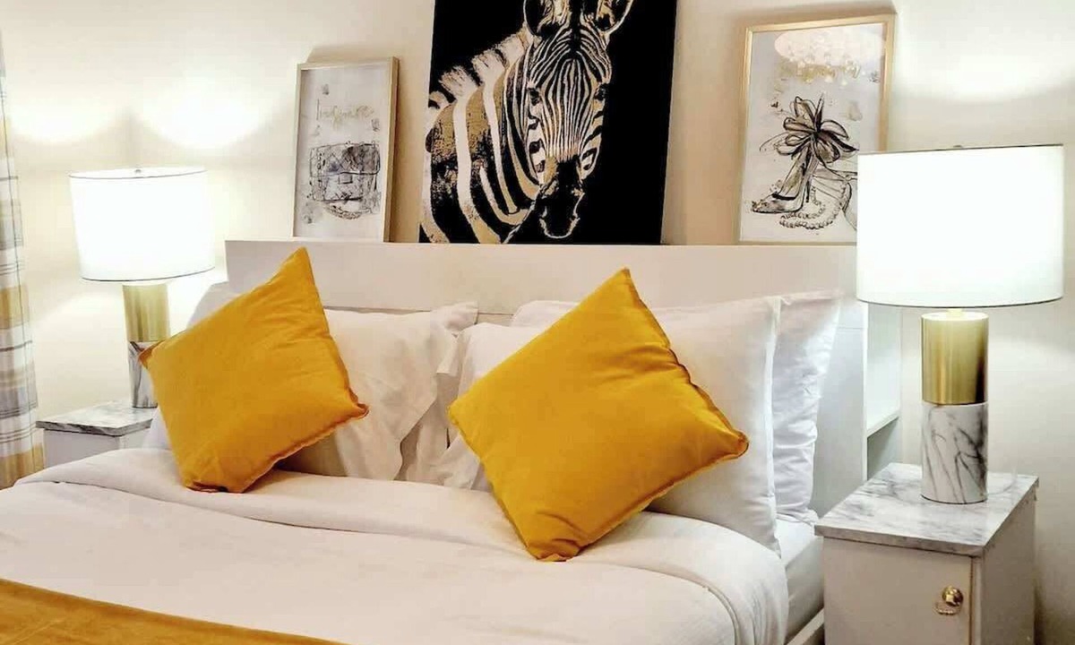 Aveley House | Modern Ensuite home with Balcony