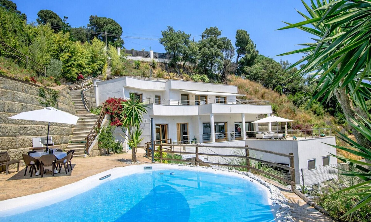 Sant Cebria de Vallalta Villa | Modern Mestral - a few km to the beach!