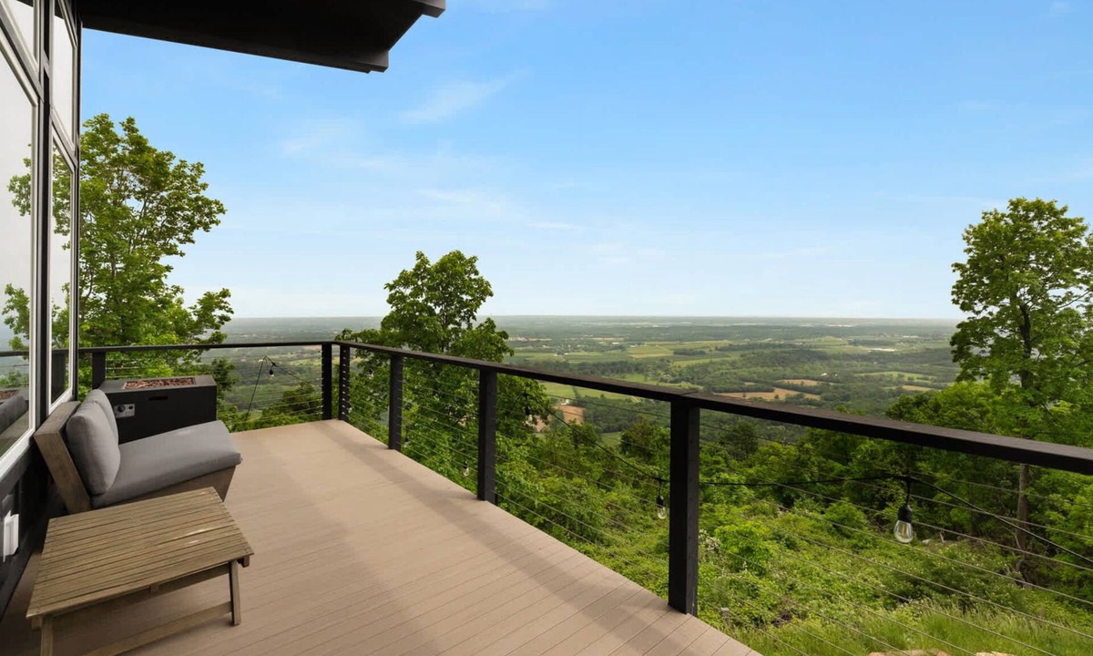 Ridgeway Ski Chalet | Modern Escape w Mountain Views, Fire Pit & Swing