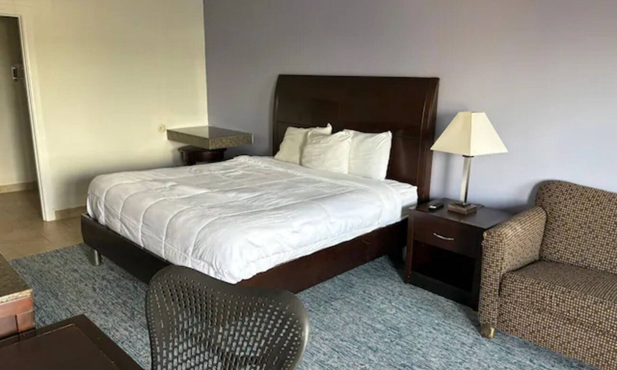 Gonzales Hotel | Modern Extended-Stay Hub | Cozy Comfort w/Kitchenette & Free Parking