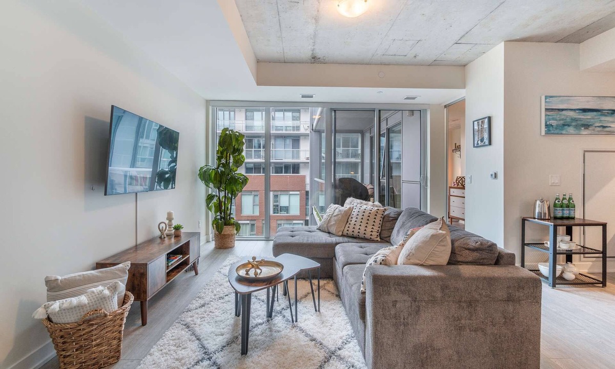 Riverside Condo | Modern Family Friendly Condo 3 BDRM/2 BA + Sofa bed + BBQ