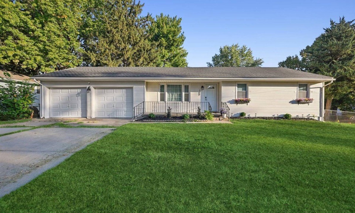 Leavenworth House | Modern Family Fun House