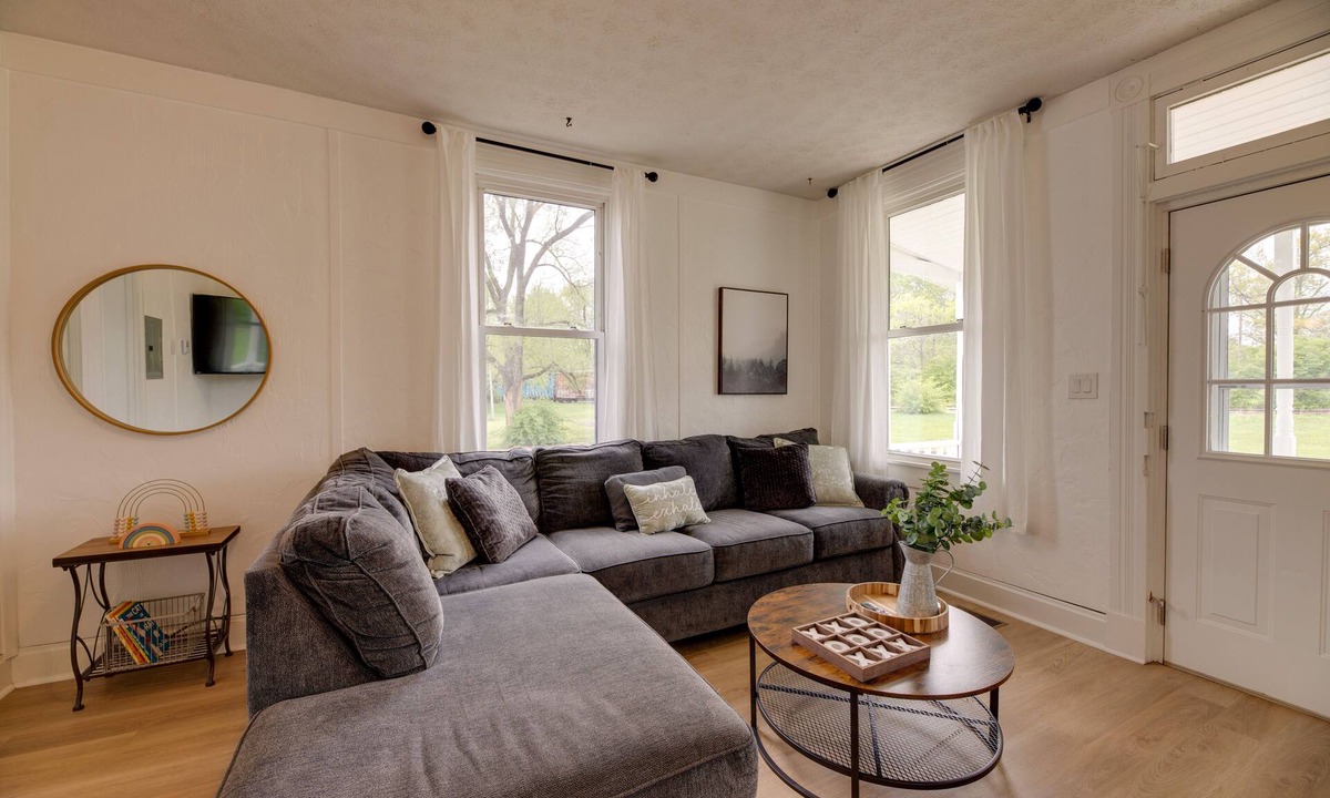 Mason House | Modern Family Home in Mason w/Backyard + Fire Pit