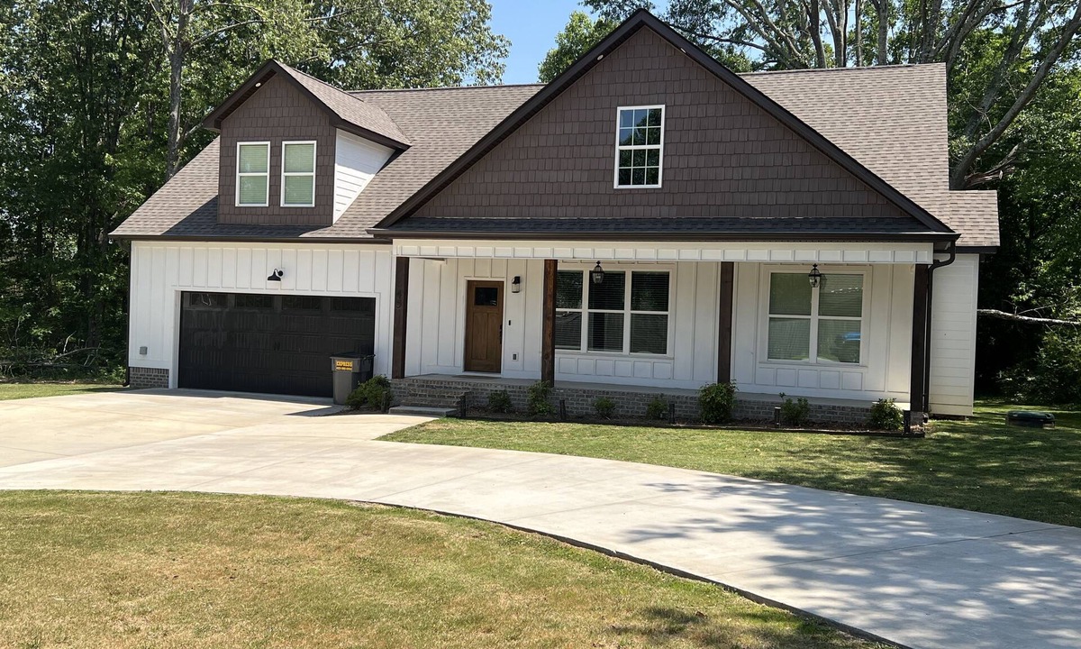 Graysville House | Modern Family-sized Country Gem near Chattanooga with relaxing balcony & deck!