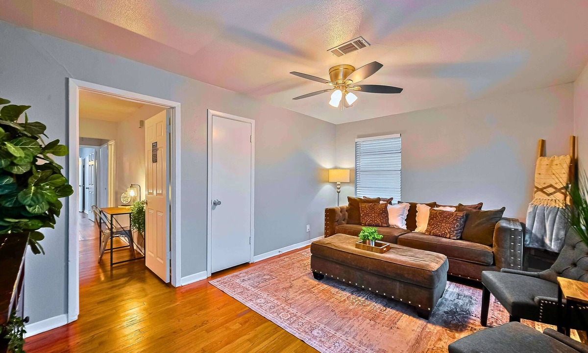 Spring Branch East House | Modern Family Stay:3BR|BBQ Patio|Walk-in Shower
