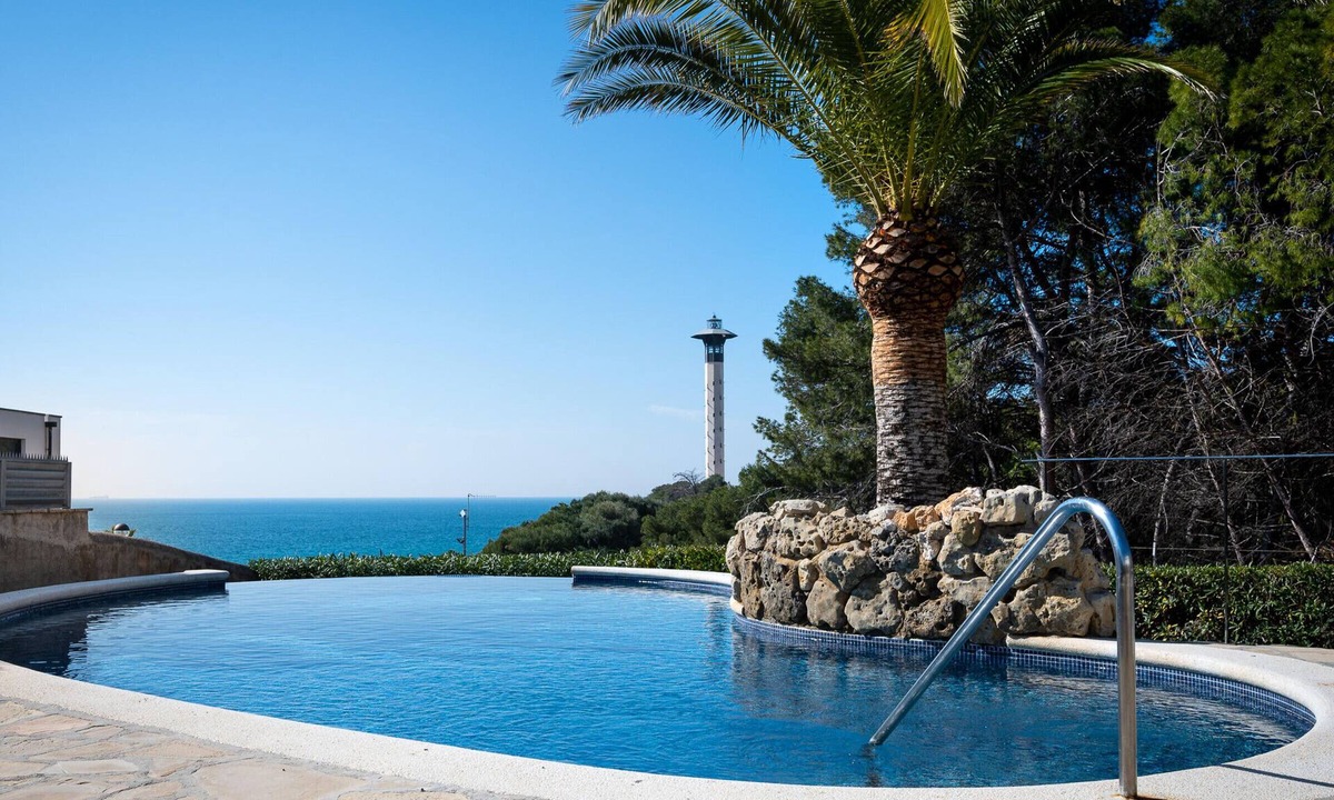 Torredembarra House | Modern Family Villa with Private Pool and Air Conditioning