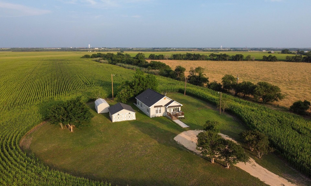 Manor House | Modern Farm w/2 Kings: 20 min to Austin, COTA-Tesla