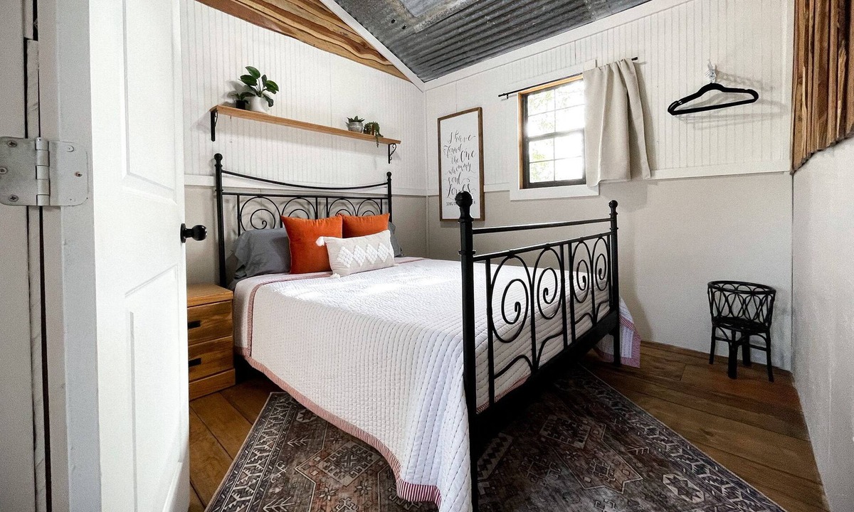 Kingsland Cabin | Modern Farmhouse cabin - short walk to Lake LBJ community Park and Boat Ramp