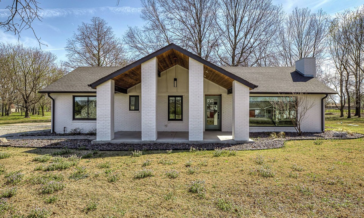 Owasso House | Modern Farmhouse I Quite Escape w/Vibrant Kitchen