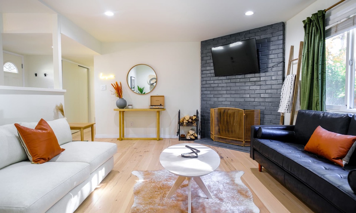 La Riviera House | Modern Farmhouse near Downtown & American River