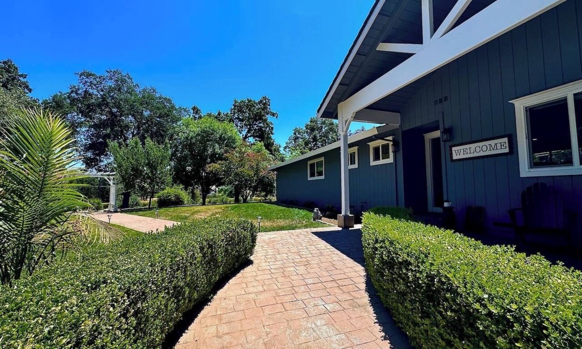 Placerville House | Modern Farmhouse · Open Concept · Fenced Yard · Apple Hill