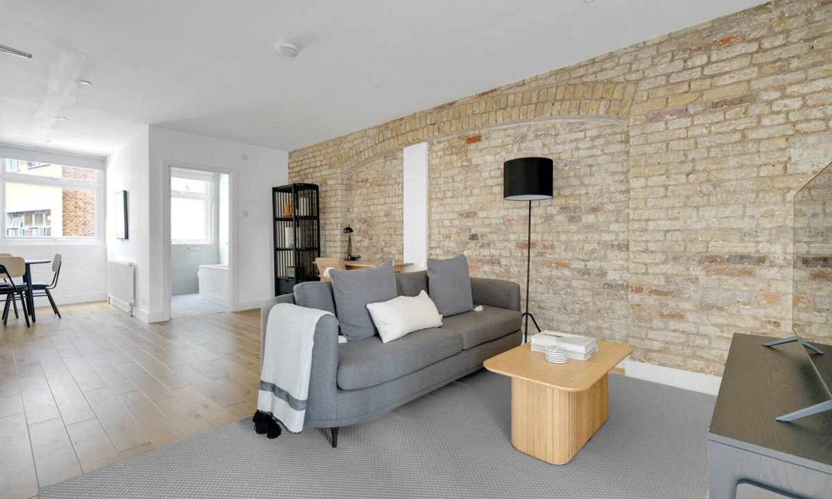 Farringdon Apartment | Modern Farringdon 1BR, open plan, opposite train, by Blueground