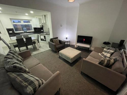 Burnley House | Modern Five Bed Long Stays and Contractors Welcome