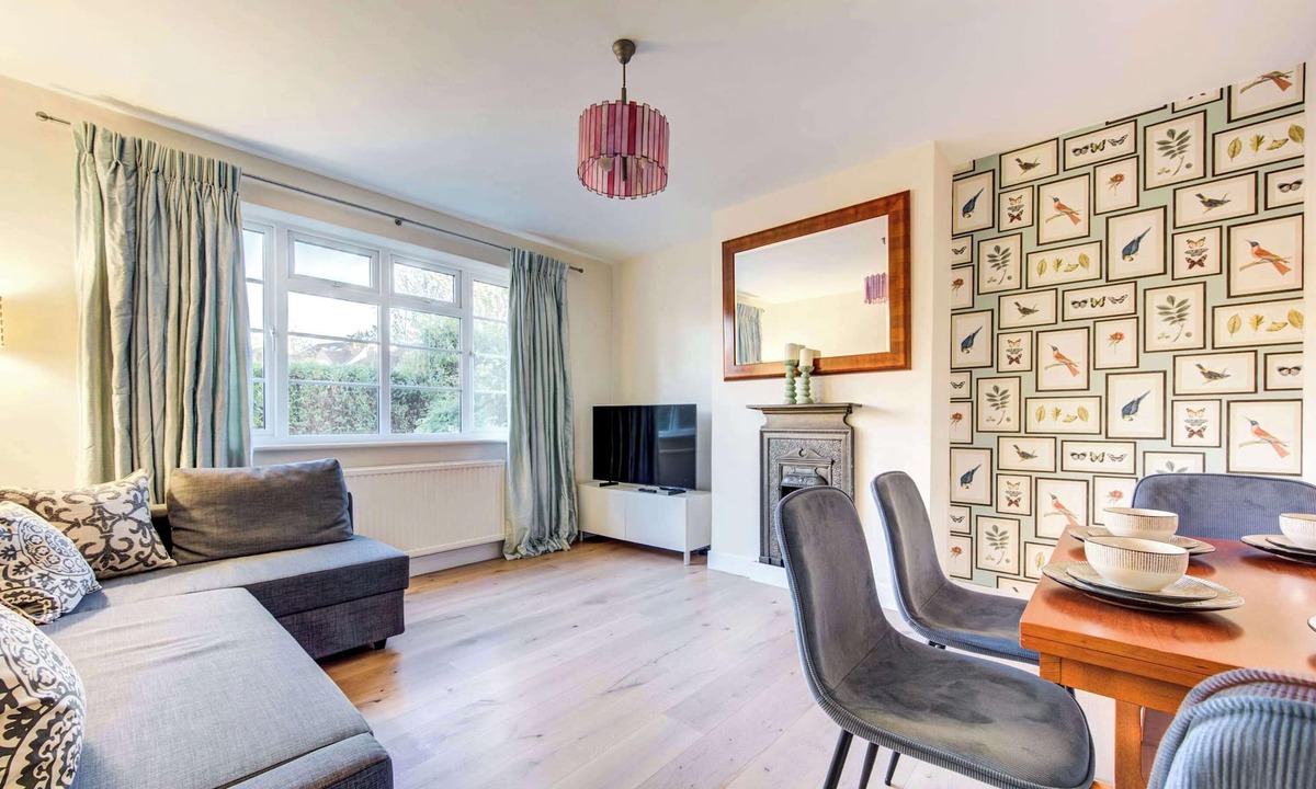 Cleveland Apartment | Modern flat near Pitshanger Park