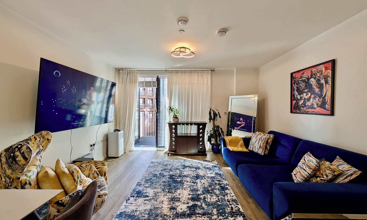 Park Royal Apartment | Modern Flat With Beautiful Balcony