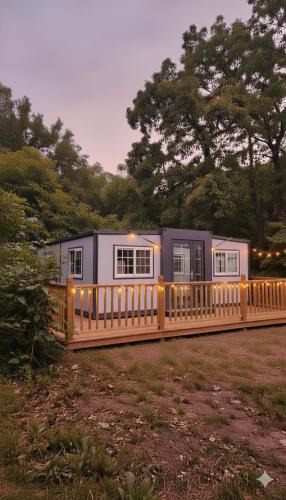 True House | Modern Foldable Container Home Unique Stay Near Pipestem Park