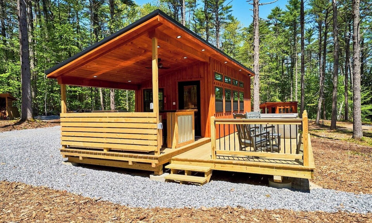 Oxford Cabin | Modern Forest Cabin w/Private Hot Tub & Fire Pit
