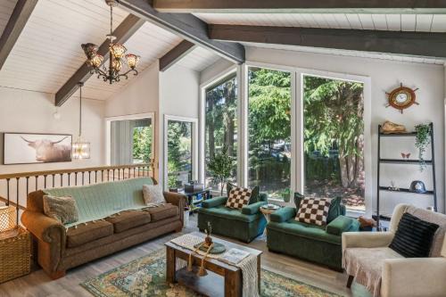 Lake Stevens House | Modern Forest Escape, Near Lake Stevens and Hikes