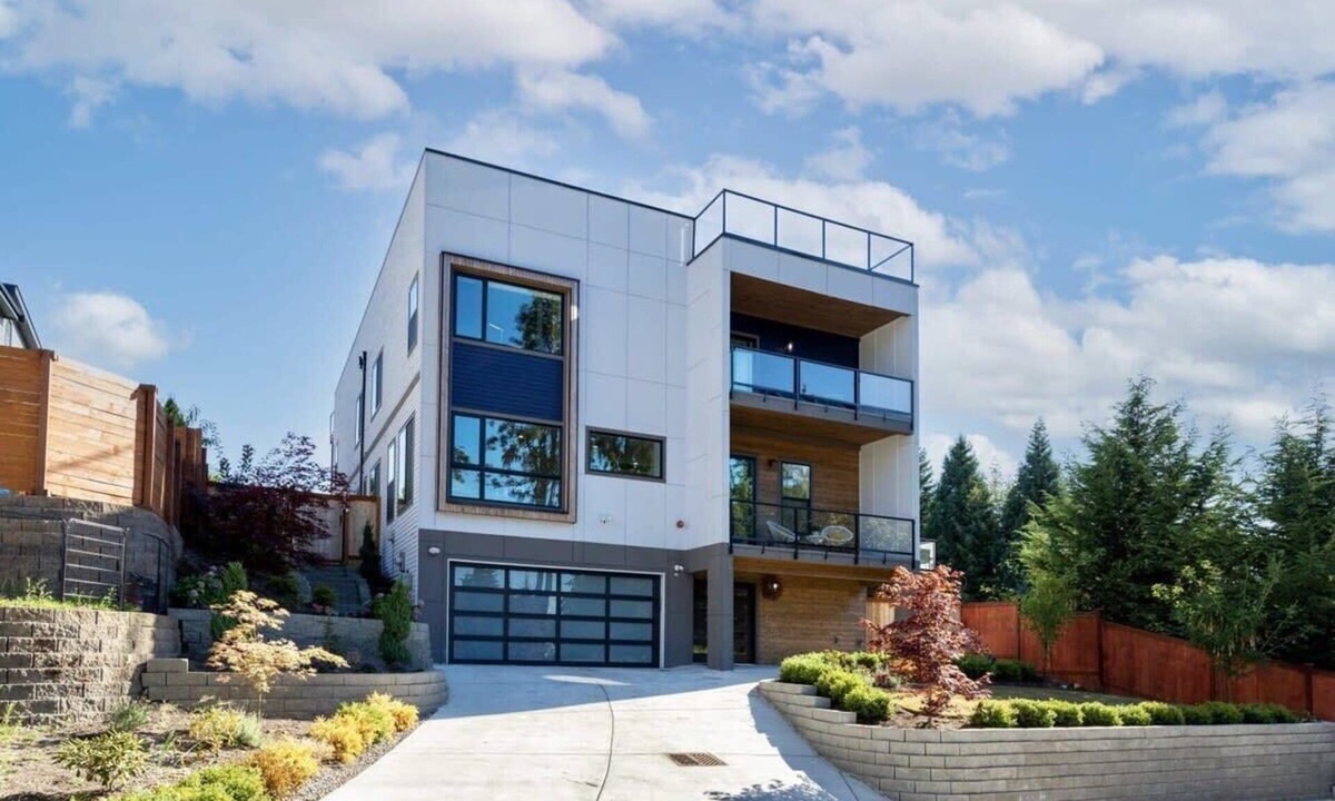 Kennydale House | Modern Fortress w with 4 Decks, AC in all rooms, Gym