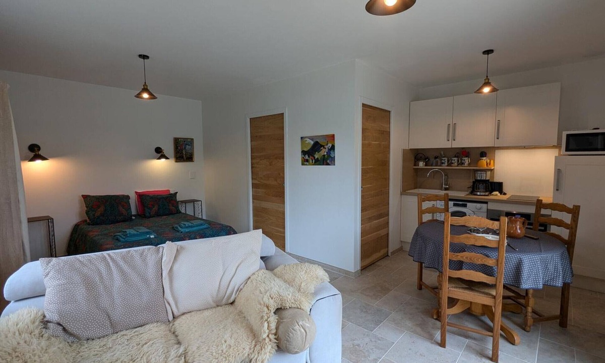 Baignes-Sainte-Radegonde Apartment | Modern studio with terrace, parking, and WIFI