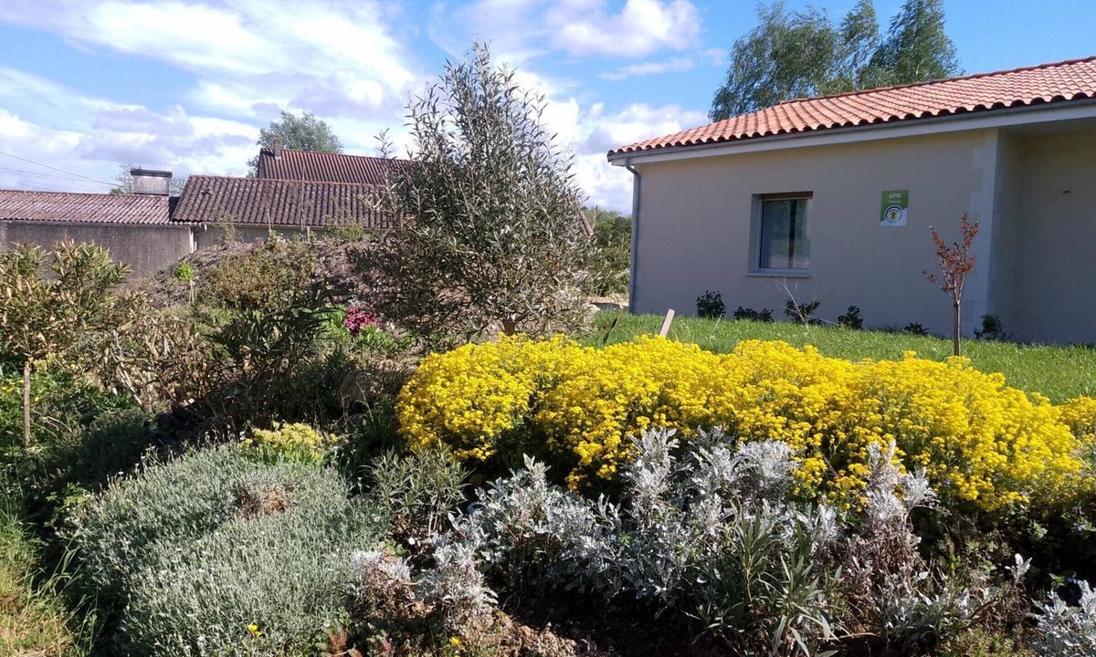 Baignes-Sainte-Radegonde Apartment | Modern studio with WiFi and parking in Baignes