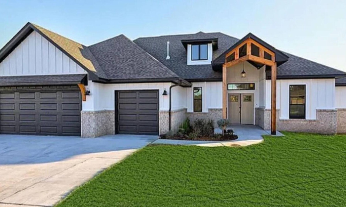 Yukon House | Modern Fresh Air Home Close to Downtown and Airport!