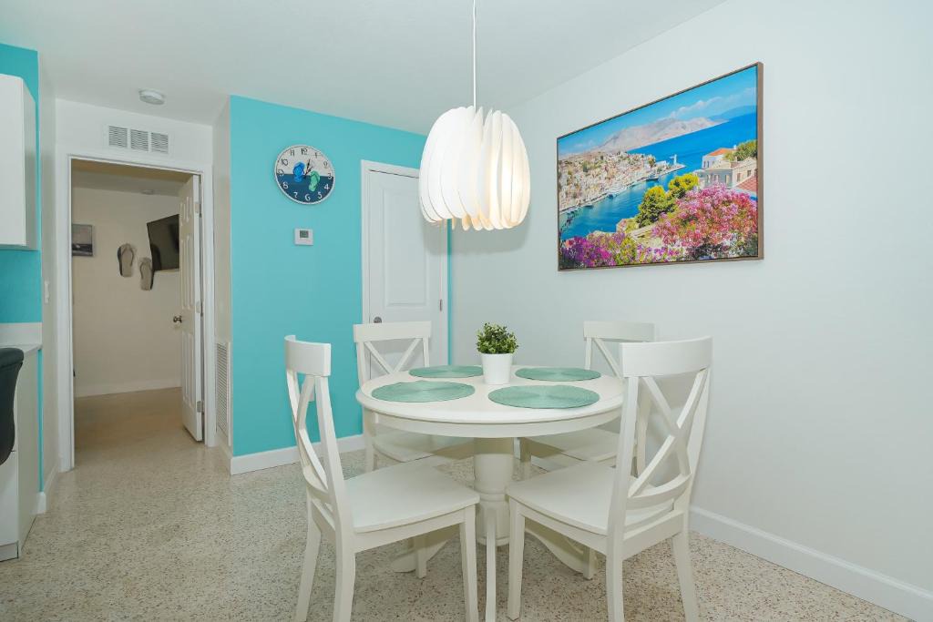 South Sarasota House | Modern & Fresh - Less than 3 miles to the Beach!