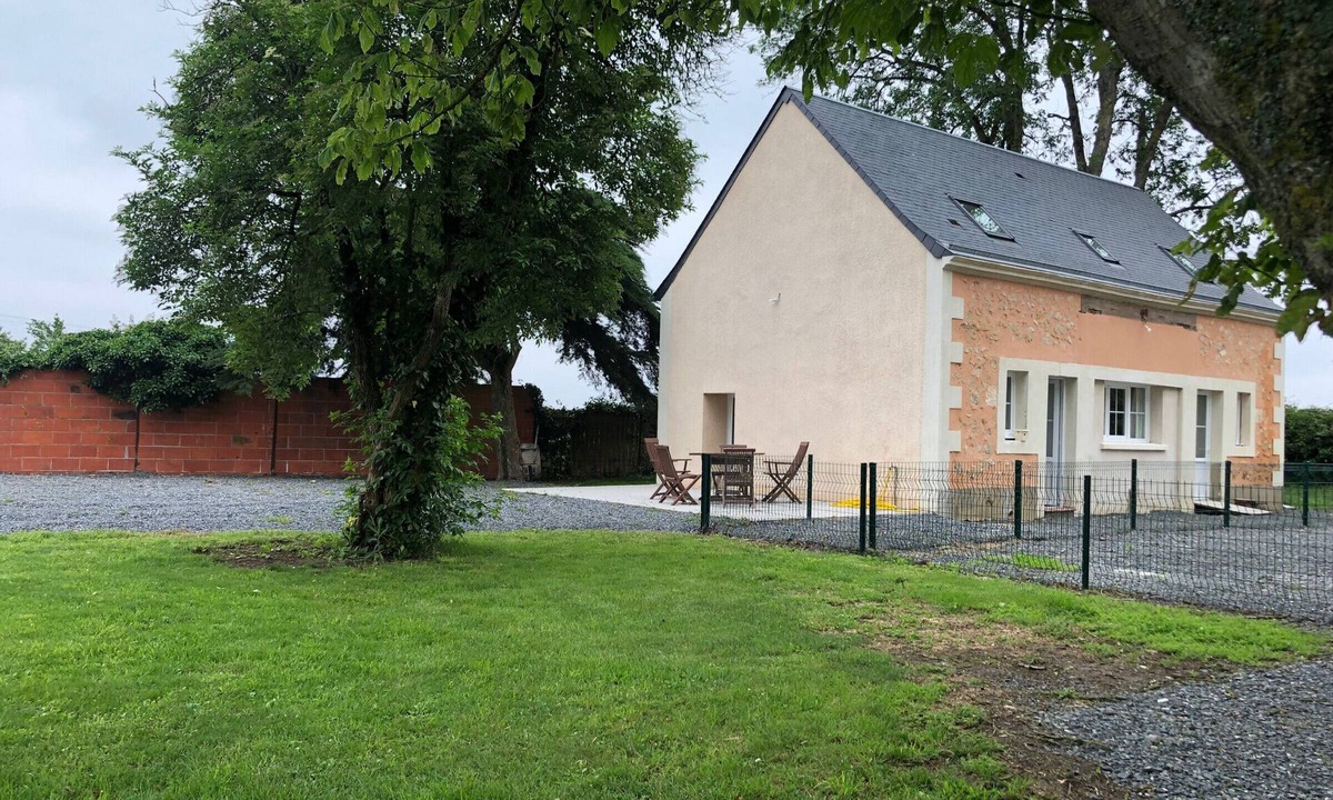 Ecommoy Cottage | Modern Gîte near Le Mans: Garden, Wi-Fi, 4 Bedrooms, 3 Baths, Accessible, Ideal for Professionals