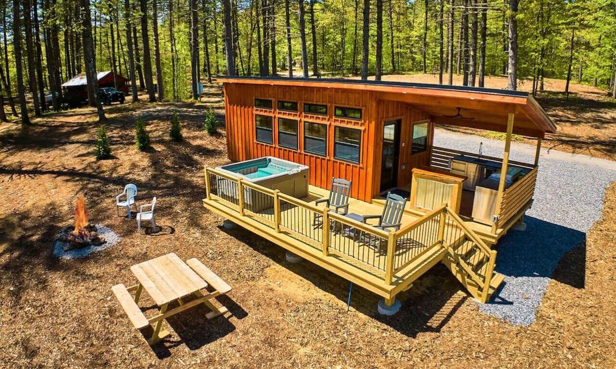Oxford Cabin | Modern Glamping Cabin with Hot tub