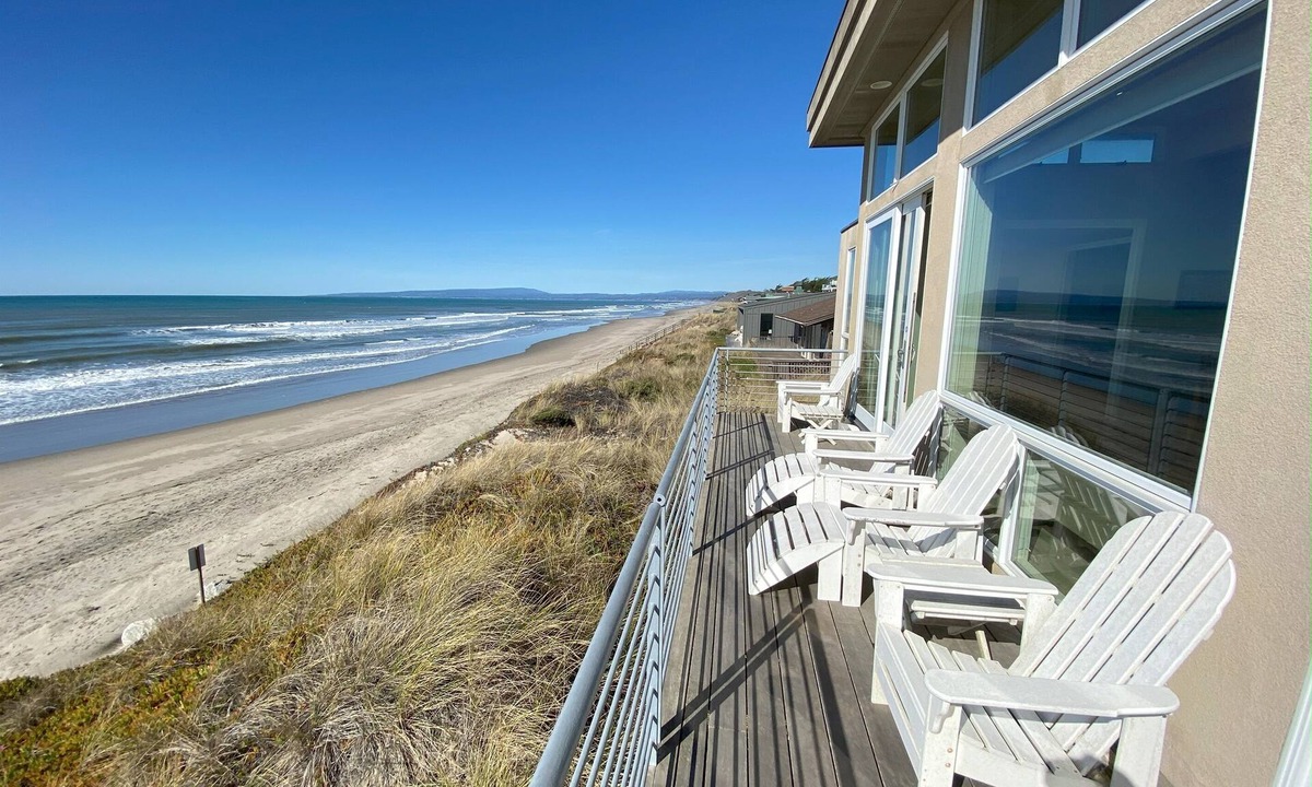 Watsonville House | Modern, glass oceanfront, views, beach for miles!