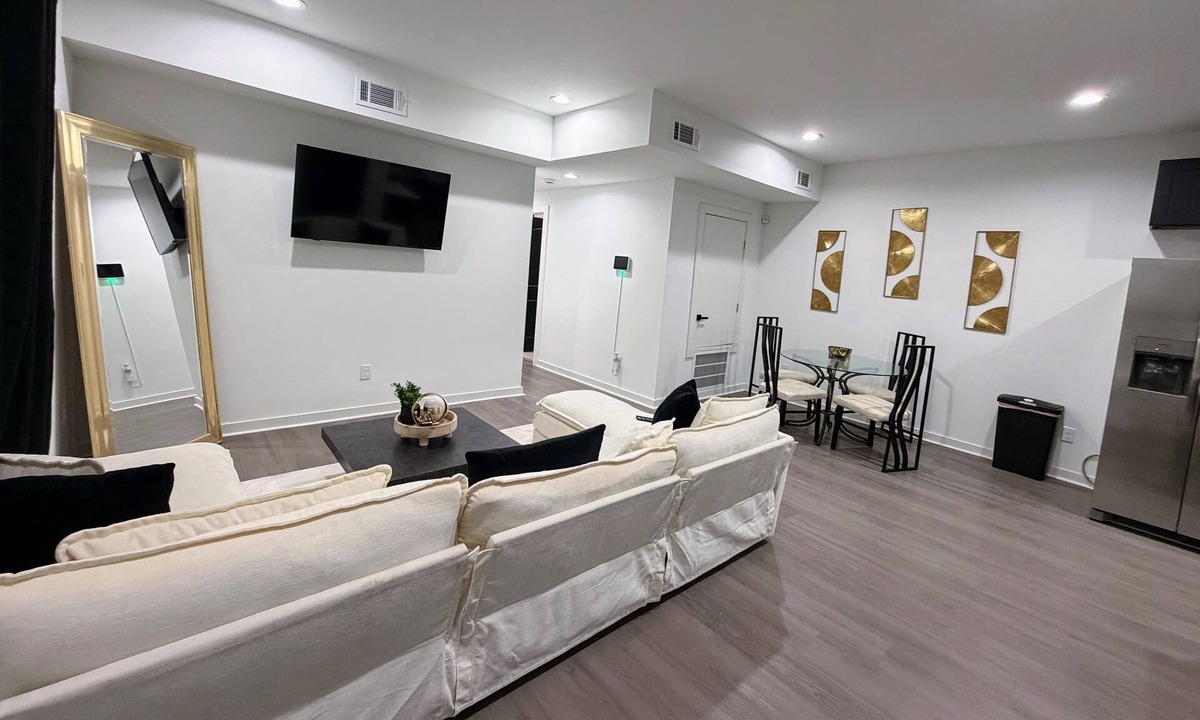 Houston House | Modern Gold Oasis Spacious 3BR Close to Downtown