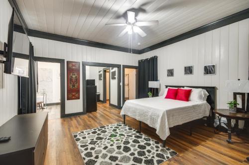 Greenwood Apartment | Modern Greenwood Studio < 1 Mi to Downtown!