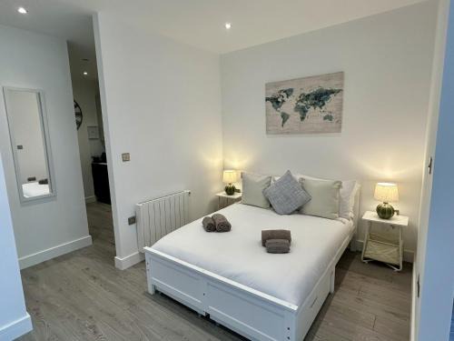 Runnymede House | Modern Ground Floor Apartment with Parking