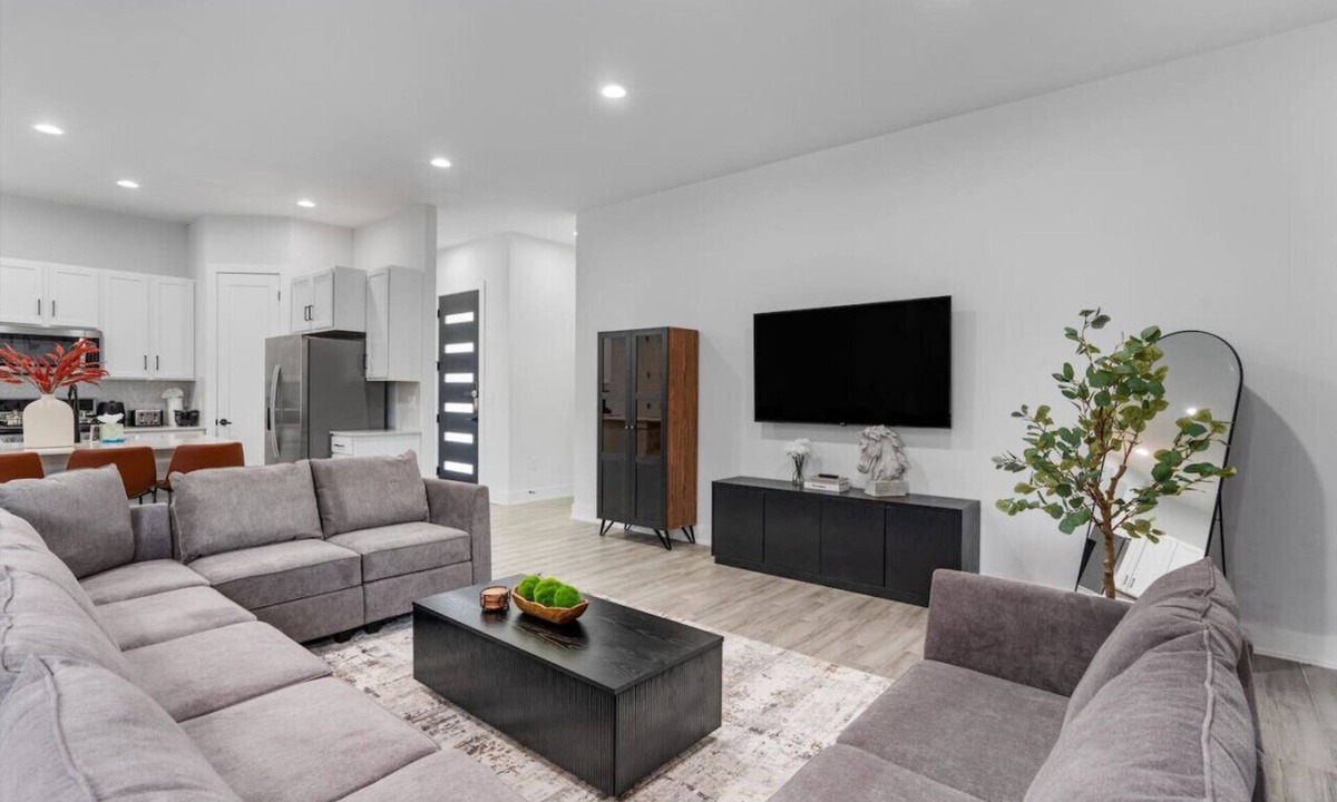 University Hills and Windsor Park House | Modern Group Stay with Comfy Beds, Big Couch & Fully Stocked Kitchen