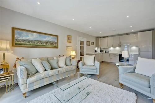 East Molesey Apartment | Modern Hampton Hideaway