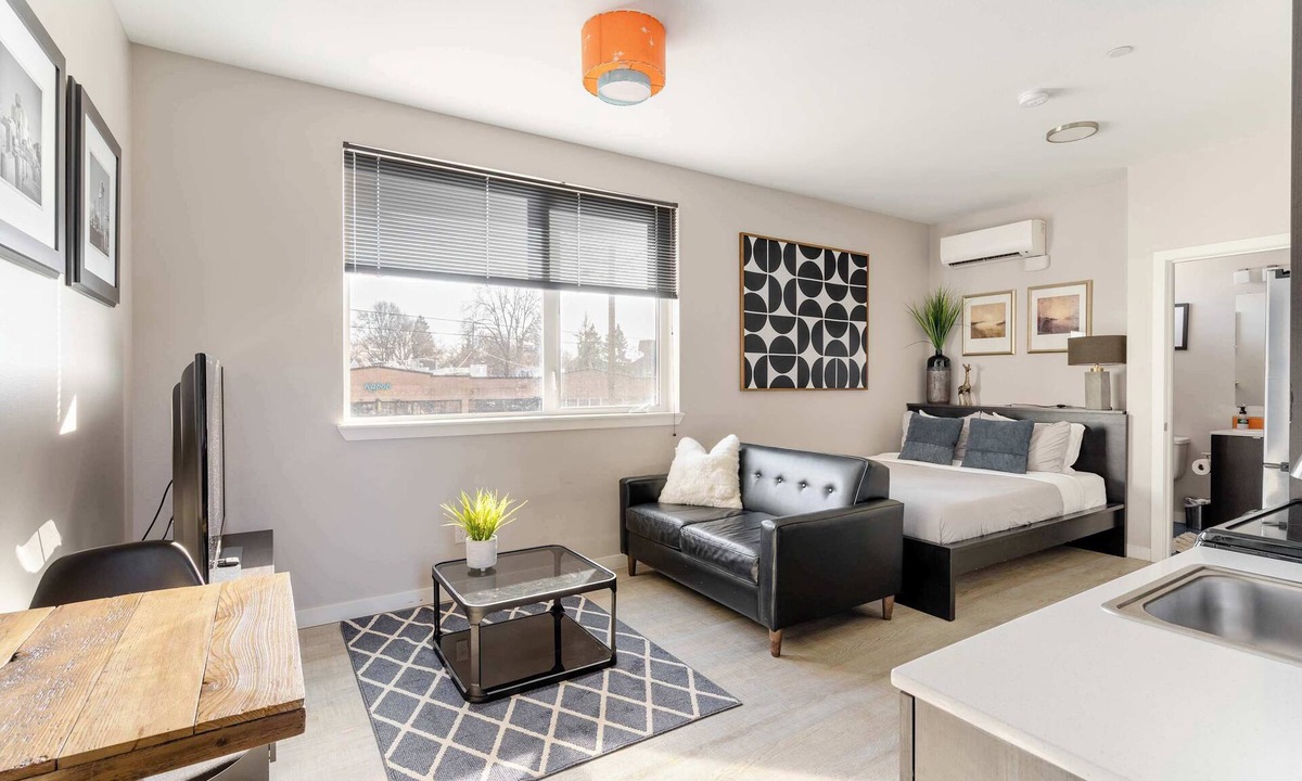 Belmont Apartment | Modern Hawthorne Studio - Food Carts & Local Shops