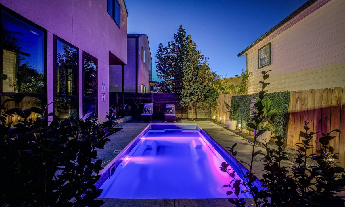 Mahncke Park House | Modern,Heated Pool to Hot Tub Temps. Near Pearl/Riverwalk