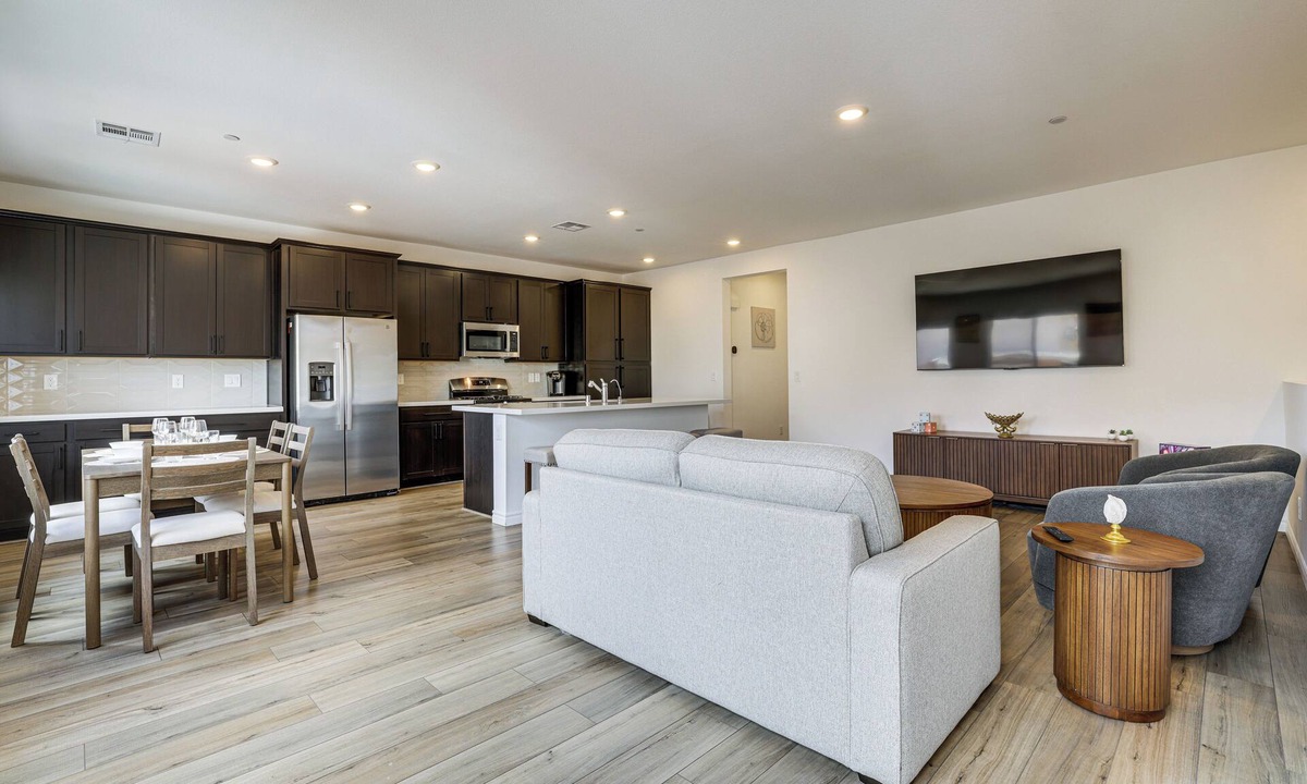 Mission Hills House | Modern Henderson Townhome w/Shared Backyard!