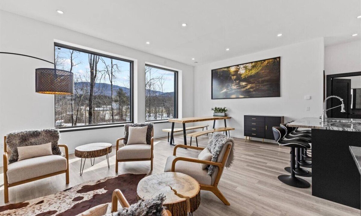 Moscow House | Modern Hideaway Chefs Kitchen & Sauna 15min to Ski