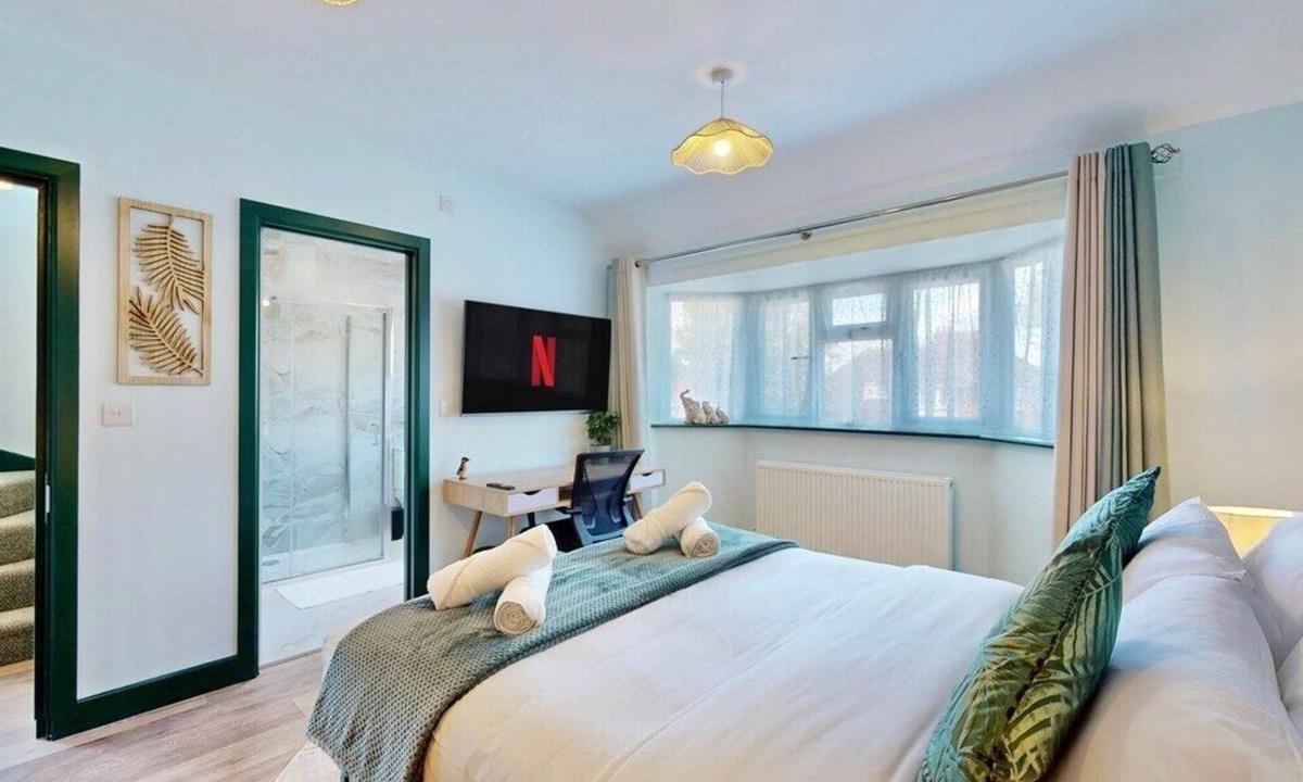 Tokyngton House | Modern high spec 5 bed home by wembley stadium.