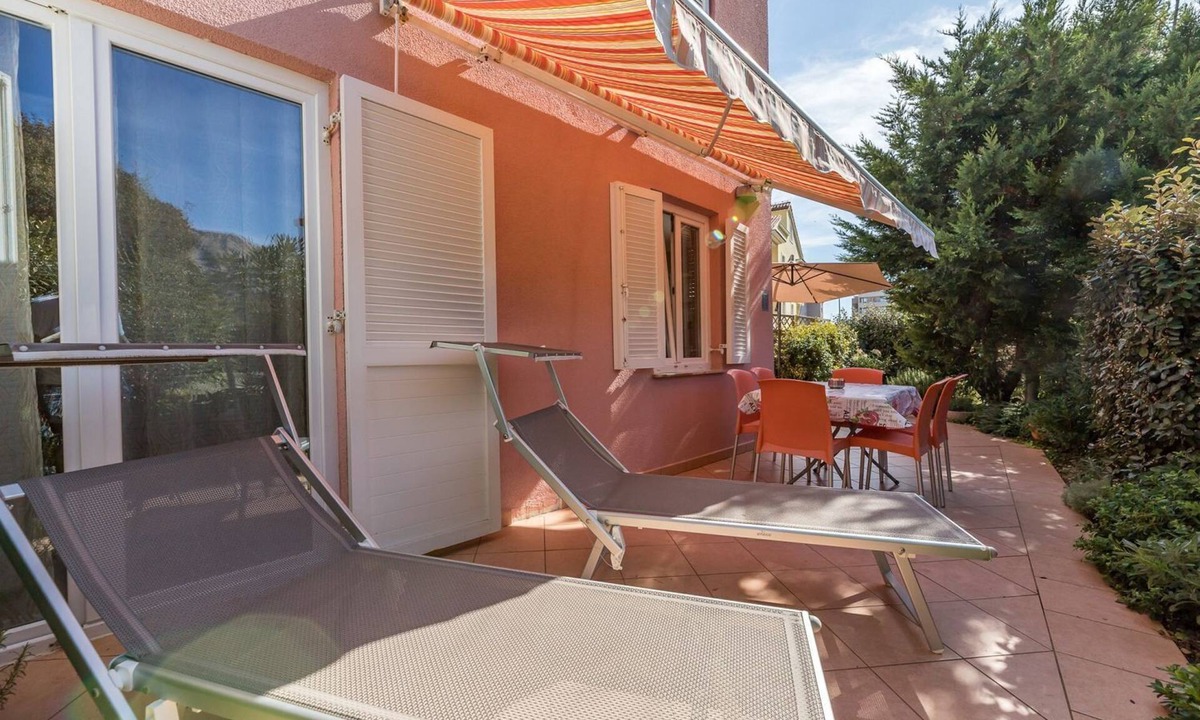 Jurandvor Apartment | Modern holiday flat with garden, deckchair, WiFi, air conditioning