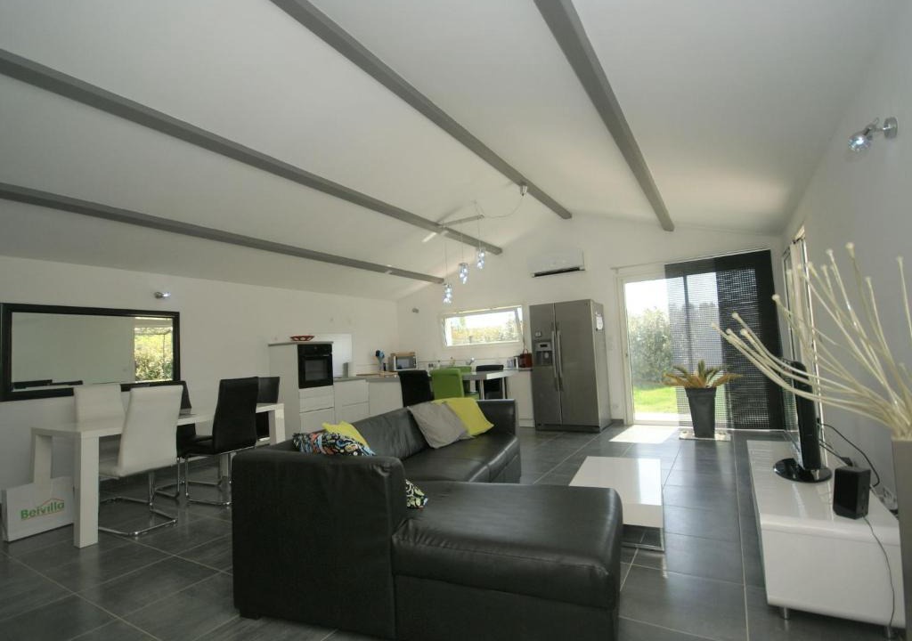 Piolenc House | Modern Holiday Home in Piolenc with Pool